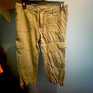 Olive green Ruff Hewn cargo cropped pants, size 10